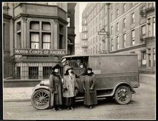 Vier vrouwen van het Motor Corps of America voor een ambulance op Park Avenue, New York, 1920